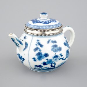 A Chinese porcelain blue and white teapot, silver-mounted, Kangxi, ca. 1700 — photo 1