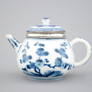 A Chinese porcelain blue and white teapot, silver-mounted, Kangxi, ca. 1700 — photo 2