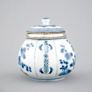 A Chinese porcelain blue and white teapot, silver-mounted, Kangxi, ca. 1700 — photo 3