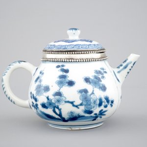 A Chinese porcelain blue and white teapot, silver-mounted, Kangxi, ca. 1700 — photo 4