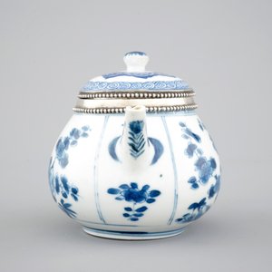 A Chinese porcelain blue and white teapot, silver-mounted, Kangxi, ca. 1700 — photo 5