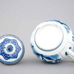 A Chinese porcelain blue and white teapot, silver-mounted, Kangxi, ca. 1700 — photo 7