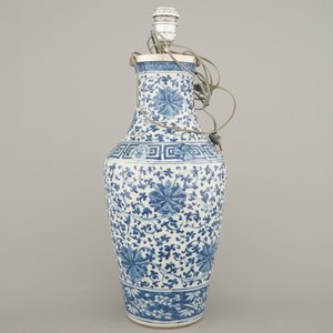 A Chinese porcelain blue and white vase with lotus scrolls, mounted as lamp, 19th C. — photo 2
