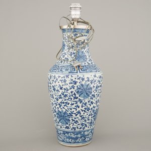 A Chinese porcelain blue and white vase with lotus scrolls, mounted as lamp, 19th C. — photo 3