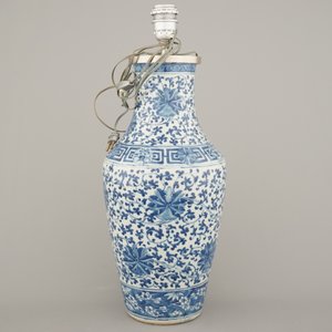 A Chinese porcelain blue and white vase with lotus scrolls, mounted as lamp, 19th C. — photo 4