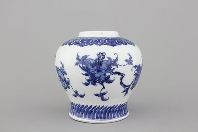 A Chinese porcelain blue and white vase with pomegranate design, 18/19th C.