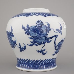 A Chinese porcelain blue and white vase with pomegranate design, 18/19th C. — 照片 2