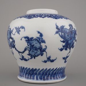 A Chinese porcelain blue and white vase with pomegranate design, 18/19th C. — 照片 5
