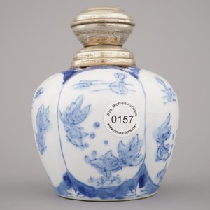 A Chinese porcelain blue and white vase with silver mounts, 20th C. — photo 4