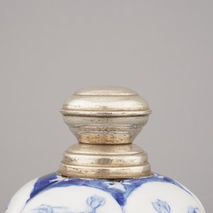A Chinese porcelain blue and white vase with silver mounts, 20th C. — photo 6