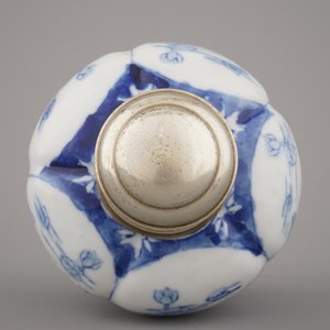 A Chinese porcelain blue and white vase with silver mounts, 20th C. — photo 7