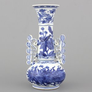 A Chinese porcelain blue and white Venetian glass style vase, Kangxi — 照片 1