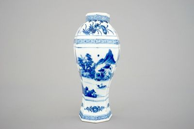 Un vase murale en porcelaine de Chine bleu et blanc, Qianlong, 18ème