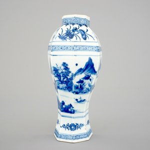 A Chinese porcelain blue and white wall vase, Qianlong, 18th C. — 照片 1