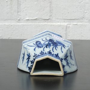 A Chinese porcelain blue and white wall vase, Qianlong, 18th C. — 照片 11