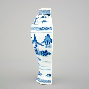 A Chinese porcelain blue and white wall vase, Qianlong, 18th C. — 照片 2