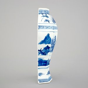 A Chinese porcelain blue and white wall vase, Qianlong, 18th C. — 照片 4