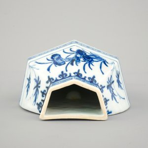 A Chinese porcelain blue and white wall vase, Qianlong, 18th C. — 照片 5