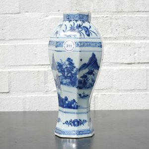 A Chinese porcelain blue and white wall vase, Qianlong, 18th C. — 照片 7