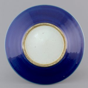 A Chinese porcelain blue monochrome plate, 19th C. — foto 2