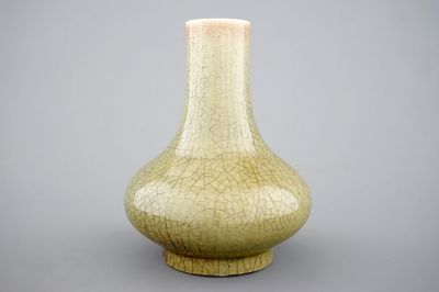 Un vase en porcelaine de Chine monochrome de forme bouteille, 19ème