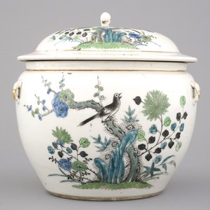 A Chinese porcelain bowl and cover, 19/20th C. — 照片 1