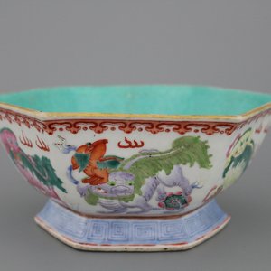 A Chinese porcelain bowl with foo dogs, 19th C. — 照片 1