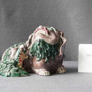 A Chinese porcelain 'Buddhist lion and cub' group on carved wooden stand, 19th C. — photo 8