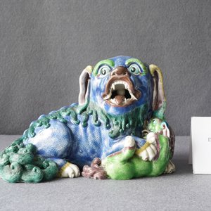 A Chinese porcelain 'Buddhist lion and cub' group on carved wooden stand, 19th C. — photo 8