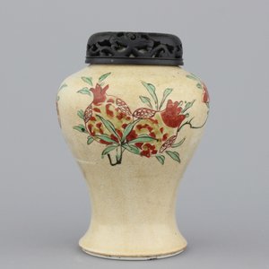 A Chinese porcelain cafe au lait vase with wucai sanduo decoration, Kangxi, ca. 1690 — 照片 1