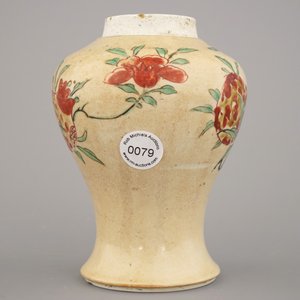 A Chinese porcelain cafe au lait vase with wucai sanduo decoration, Kangxi, ca. 1690 — 照片 2
