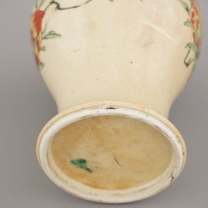 A Chinese porcelain cafe au lait vase with wucai sanduo decoration, Kangxi, ca. 1690 — 照片 3