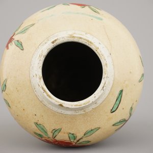 A Chinese porcelain cafe au lait vase with wucai sanduo decoration, Kangxi, ca. 1690 — 照片 4