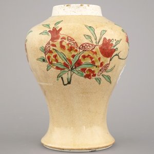 A Chinese porcelain cafe au lait vase with wucai sanduo decoration, Kangxi, ca. 1690 — 照片 5
