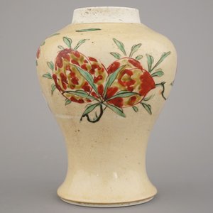 A Chinese porcelain cafe au lait vase with wucai sanduo decoration, Kangxi, ca. 1690 — 照片 6