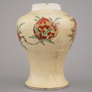 A Chinese porcelain cafe au lait vase with wucai sanduo decoration, Kangxi, ca. 1690 — 照片 7