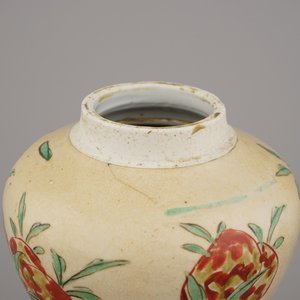 A Chinese porcelain cafe au lait vase with wucai sanduo decoration, Kangxi, ca. 1690 — 照片 10