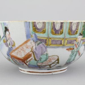 A Chinese porcelain Canton famille verte bowl, early 19th C. — photo 4