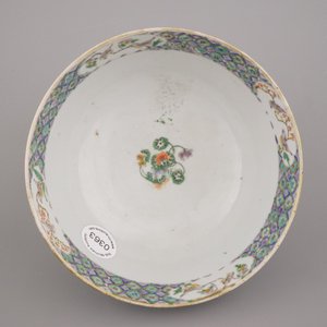 A Chinese porcelain Canton famille verte bowl, early 19th C. — photo 5