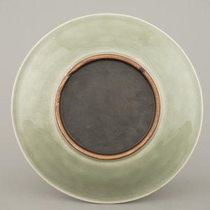 A Chinese porcelain celadon lotus scroll dish, 19th C. — 照片 2
