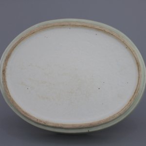 A Chinese porcelain celadon plate warmer, 18/19th C. — 照片 2