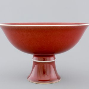 A Chinese porcelain copper-red glazed bowl on foot, 19/20th C. — photo 1