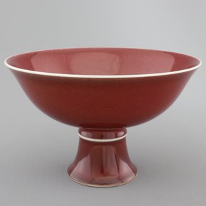 A Chinese porcelain copper-red glazed bowl on foot, 19/20th C. — photo 2