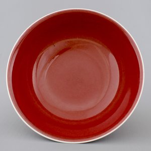 A Chinese porcelain copper-red glazed bowl on foot, 19/20th C. — photo 3