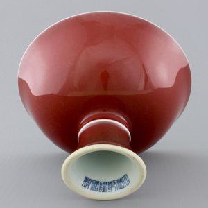 A Chinese porcelain copper-red glazed bowl on foot, 19/20th C. — photo 4
