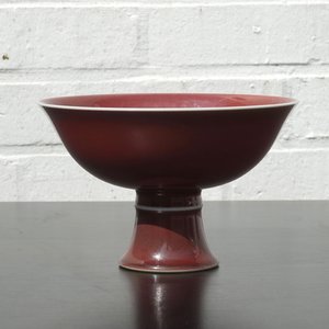A Chinese porcelain copper-red glazed bowl on foot, 19/20th C. — photo 5