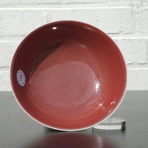 A Chinese porcelain copper-red glazed bowl on foot, 19/20th C. — photo 6