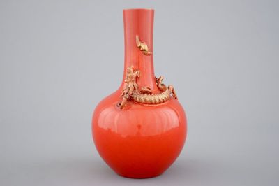 Un vase en porcelaine de Chine au fond rouge de corail, orné d'un dragon, 19ème