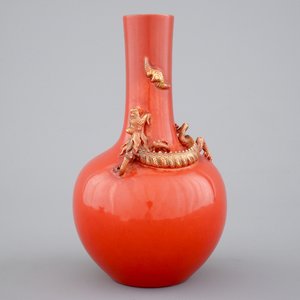 A Chinese porcelain coral red ground dragon vase, 19th C. — 照片 1
