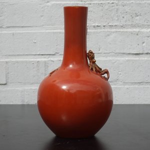 A Chinese porcelain coral red ground dragon vase, 19th C. — 照片 11